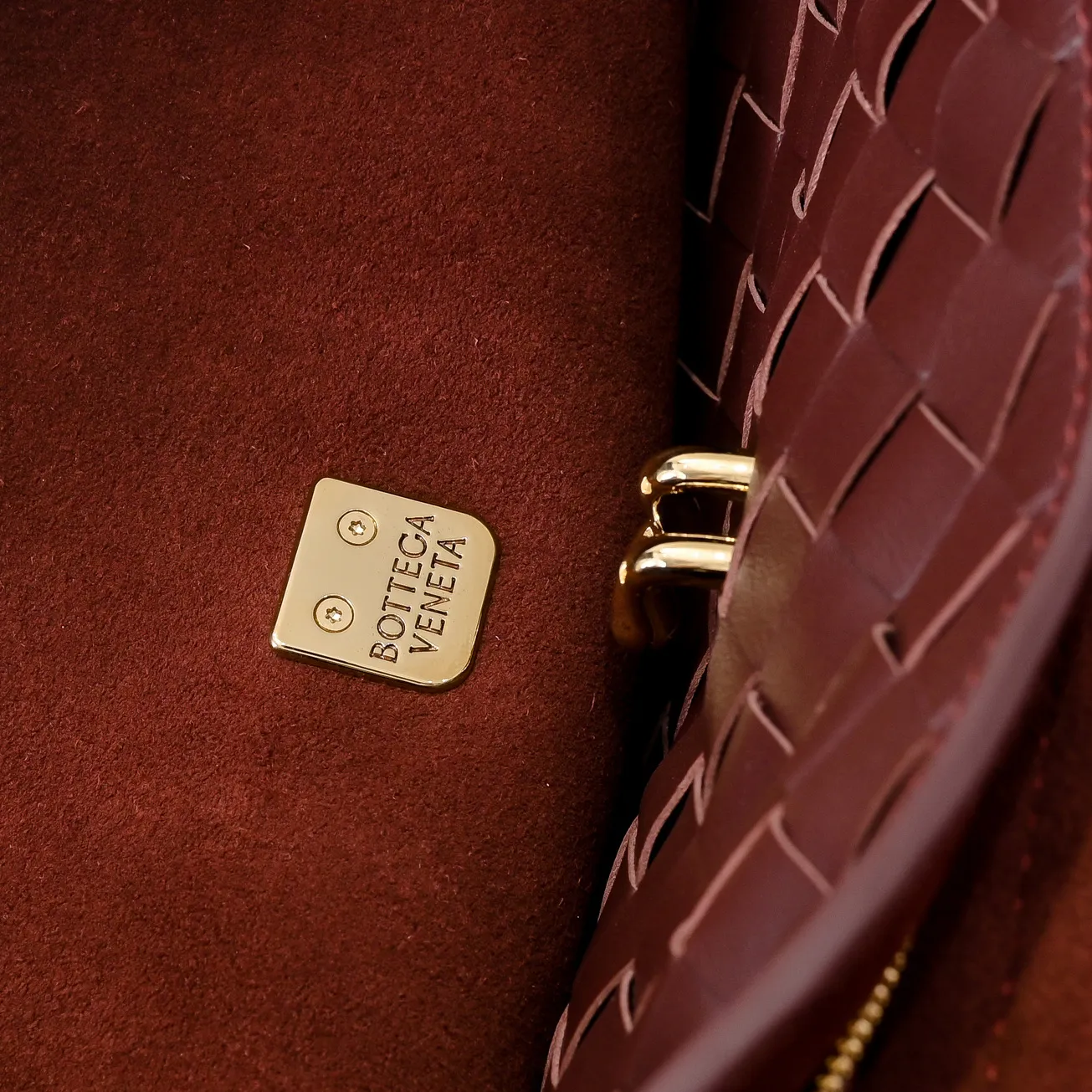 Batch 2360 #Bv New Ciao Ciao handbag Ciao Ciao means "hello" and "goodbye" in Italian, showing a relaxed and casual lifestyle ⭐️Made of Dutch Silky Calf calf leather ~ silky to the touch. The leather is thick, and the suede lining is soft and comfortable. The relaxed feeling of stacked smooth leather, the representative woven element shoulder strap, and the perfect embellishment of golden buckles 💥The bag has a unique shape, casual and exquisite, and super practical ☄️Carry Ciao Ciao to accompany you in various occasions, and be the most stylish you 🎀 Model: 7231 Size: 34x26x15
